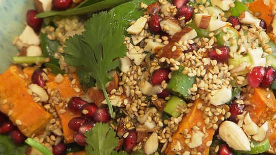 "bewusst gesund" am 26.3.2022: Quinoa-Salat mit Granatapfel, Baby-Spinat und Kürbis aus dem Ofen