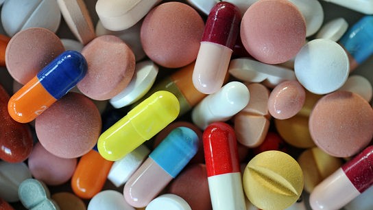 Medikamente: Verschiedene Pillen und Tabletten