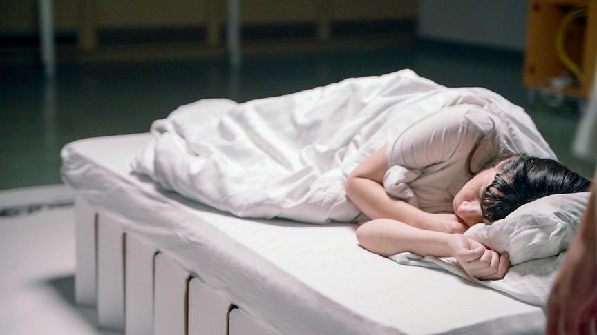 "Der Schlaf - des Todes kleiner Bruder": Anne Glassner - Alte WU - zeigt die Protagonistin bei ihrer Schlafmaschine Performance