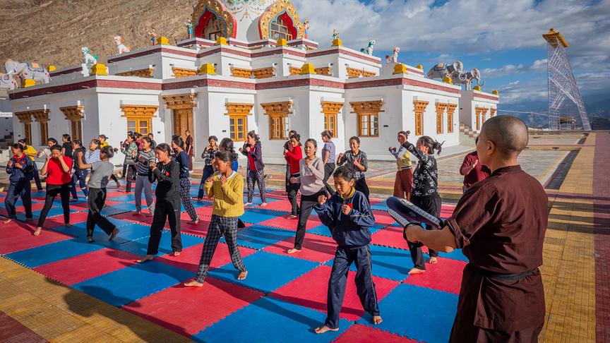 "kreuz und quer: Die Kung-Fu-Nonnen des Himalaya": Drukpa Nonnen bei einer Kung-Fu-Stunde für Mädchen aus Leh, Ladakh und Dörfern in der Umgebung.