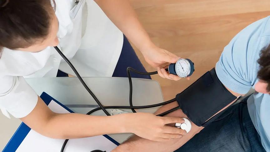 "Gesundheitsmythen: Herz": Assistentin bei einer Blutdruckmessung